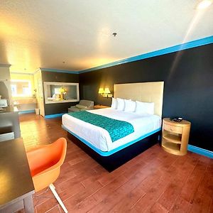 Casa Blanca Hotel - Orange 55 Freeway, Near Honda Center, Chapman University, Disneyland